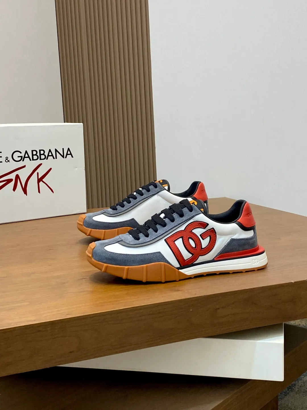 💰800 Dolce&Gabbana/Dolce & Gabbana men’s new casual sports shoes This sneaker is made of multiple materials. The nylon fabric upper is integrated with glossy leather, suede leather and rubber elements, and is decorated with reflective details. It has a silk-screen logo and a dual design of thick round and flat laces. It has a square toe, rubber foam midsole and gear pattern rubber composite sole decorated with the iconic "DG" logo. The shoe body is decorated with three-dimensional labels with the brand logo in many places. The style is fashionable and elegant, and the unique design is presented in a dazzling and modern new language. The fabric towel lining is paired with logo cowhide feet for a stylish and stylish look! Comes with a full set of packaging! Size: 39-40-41-42-43-44 leather shoe size (38/45 can be customized but does not support returns)